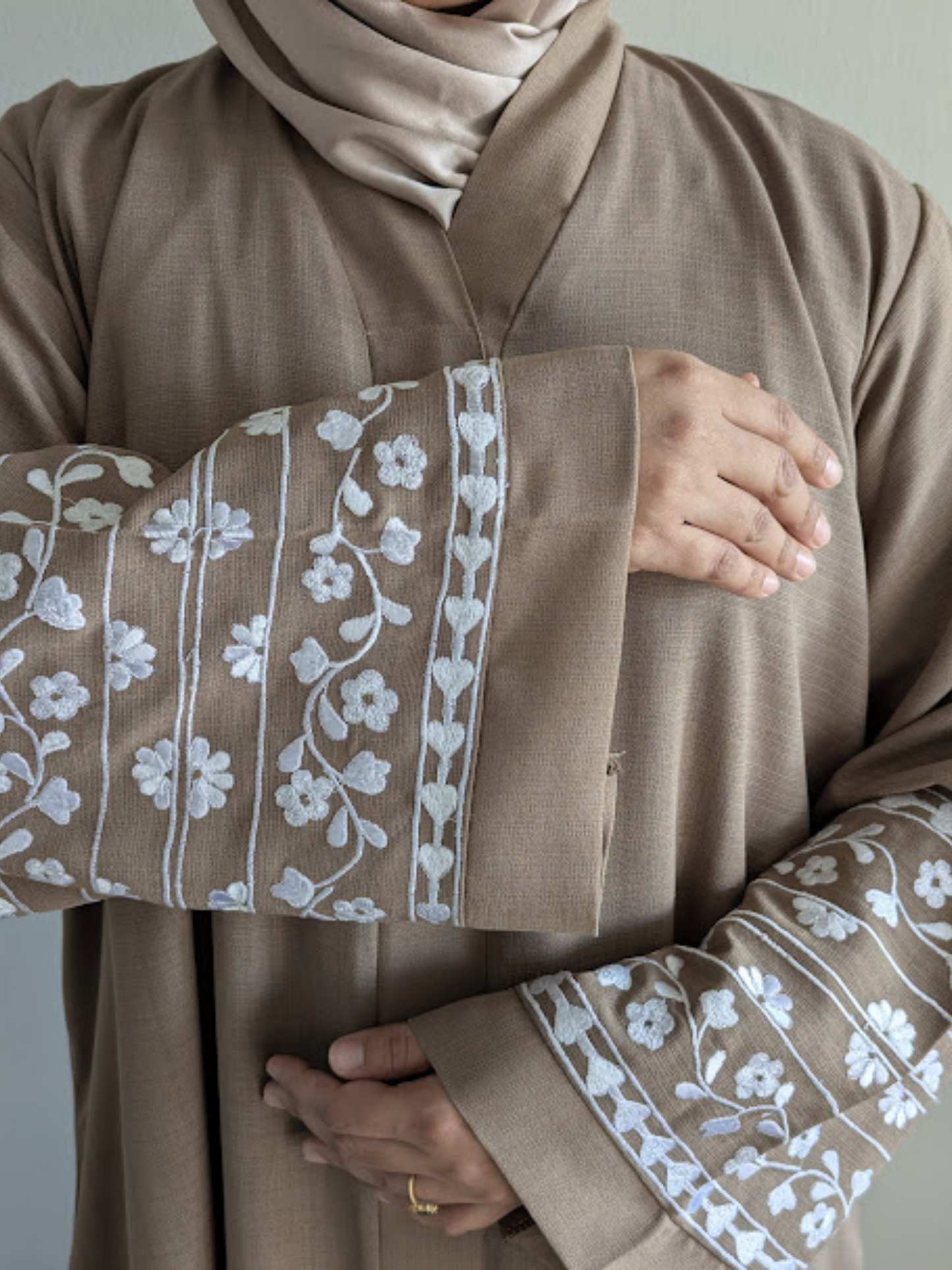 Linen Collar Abaya with White Embroidery